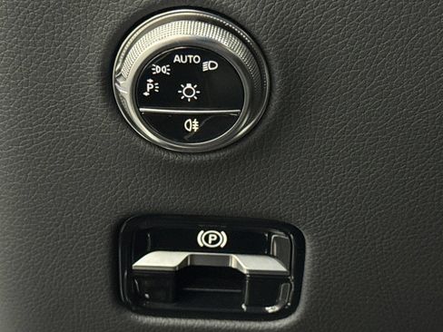 Used 2025 Mercedes-Benz GLC 350e 4MATIC image 27