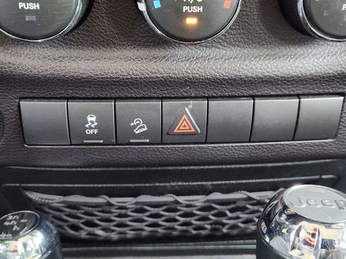 Used 2018 Jeep Wrangler Unlimited Sport w/ Connectivity Group image 19