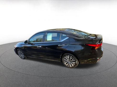 Used 2025 Nissan Altima 2.5 SV image 10