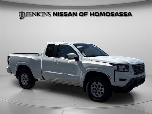 Used 2024 Nissan Frontier SV image 7
