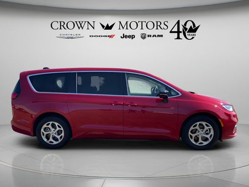 Used 2024 Chrysler Pacifica Limited FWD image 4