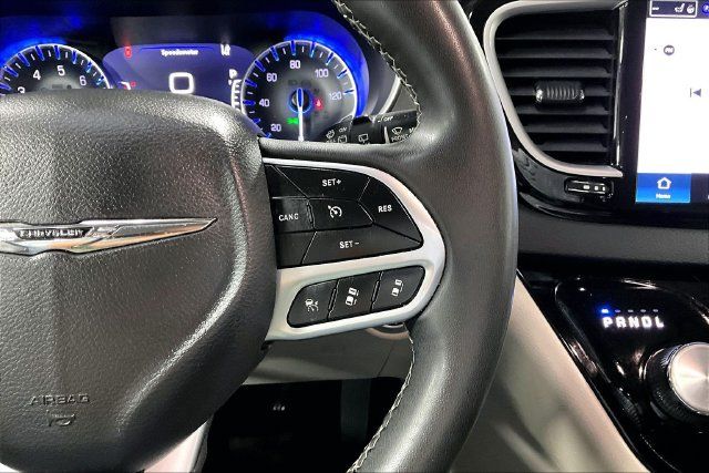 Used 2023 Chrysler Pacifica Touring-L FWD image 12