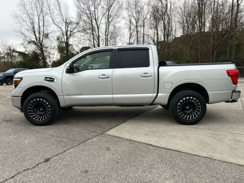 Used 2017 Nissan Titan SL image 14