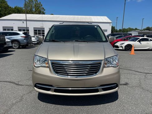 Used 2013 Chrysler Town & Country Touring FWD image 8