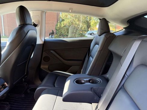 Used 2022 Tesla Model Y Long Range image 17