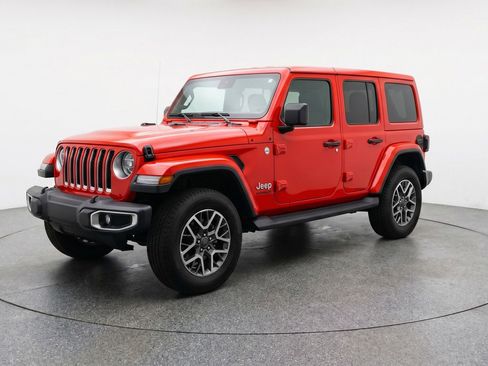 Used 2025 Jeep Wrangler Sahara image 3