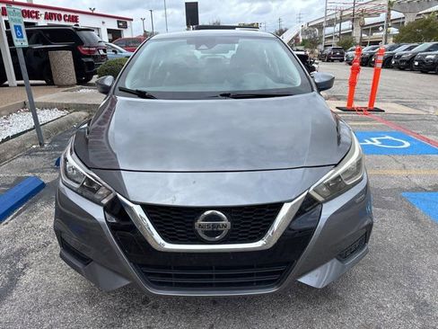 Used 2022 Nissan Versa SV image 2