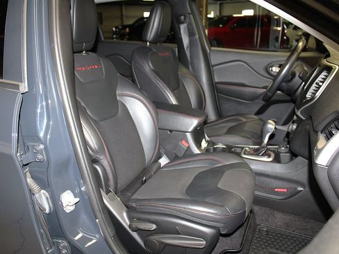 Certified 2017 Jeep Cherokee Trailhawk w/ Comfort/Convenience Group AWD/4WD image 31