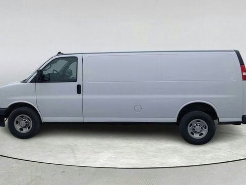 Used 2019 Chevrolet Express 3500 Extended w/ Driver Convenience Package RWD image 4