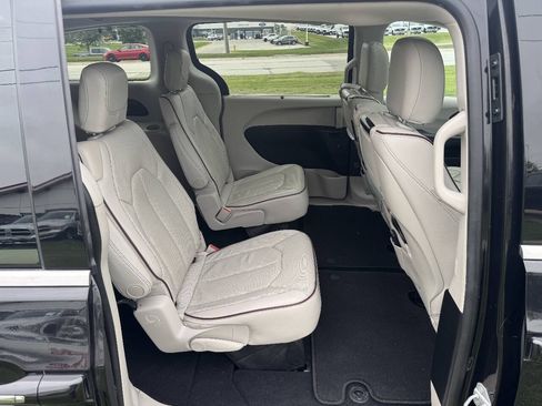 Used 2017 Chrysler Pacifica Limited FWD image 11