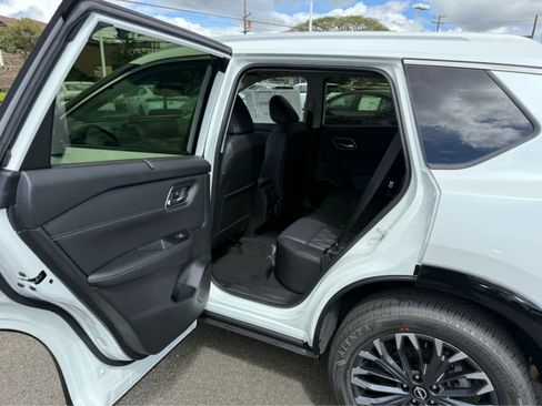 New 2026 Nissan Rogue Platinum image 9