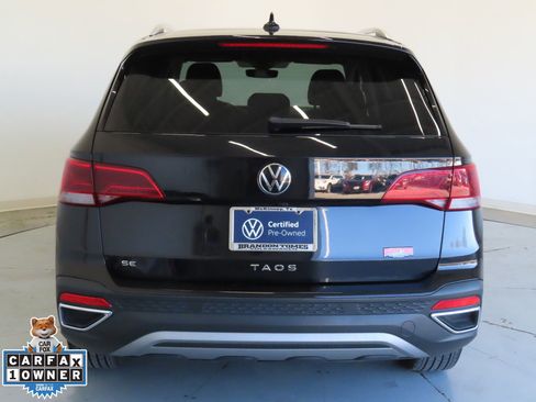 Certified 2024 Volkswagen Taos SE image 5