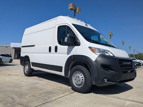 Used 2024 RAM ProMaster 2500 w/ Convenience Group FWD image 2
