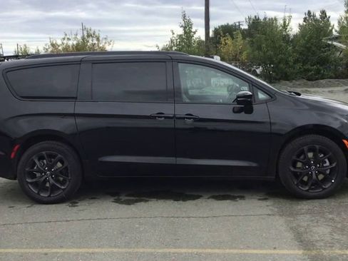New 2026 Chrysler Pacifica Limited w/ S Appearance Package image 9