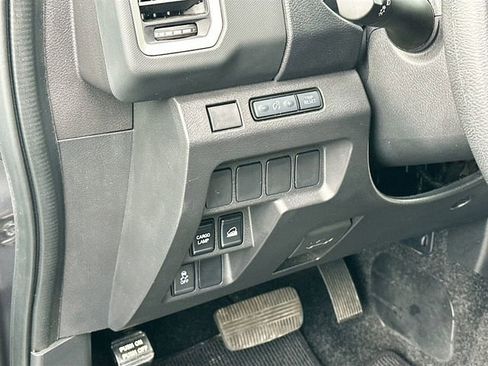 Used 2024 Nissan Frontier SV image 10