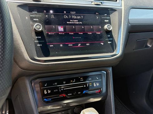 Used 2022 Volkswagen Tiguan SE R-Line image 9