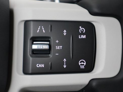 Used 2025 Land Rover Defender 110 X-Dynamic SE image 17