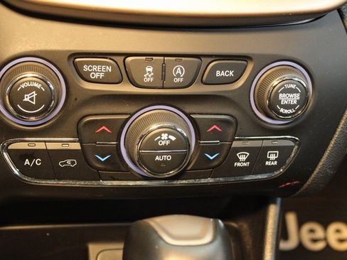 Used 2017 Jeep Cherokee Latitude w/ Comfort & Convenience Group image 27