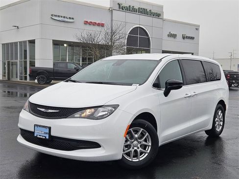 New 2026 Chrysler Voyager LX image 2