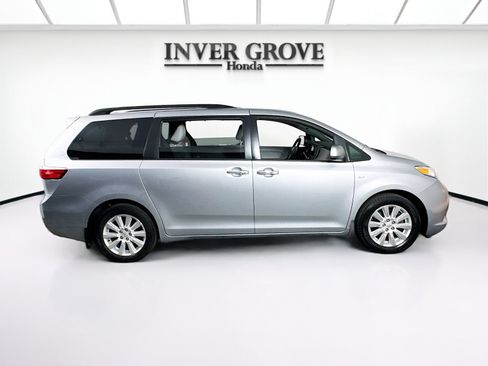 Used 2017 Toyota Sienna XLE Premium AWD/4WD image 4