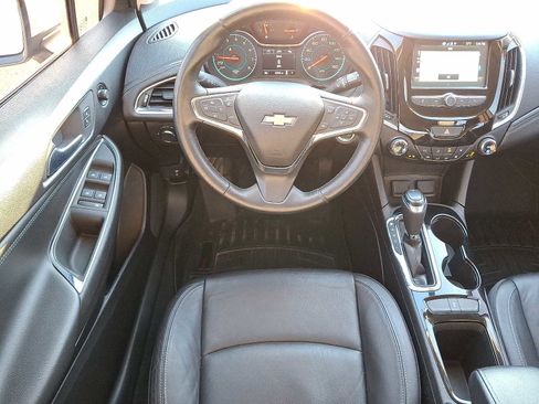 Used 2018 Chevrolet Cruze Premier image 11