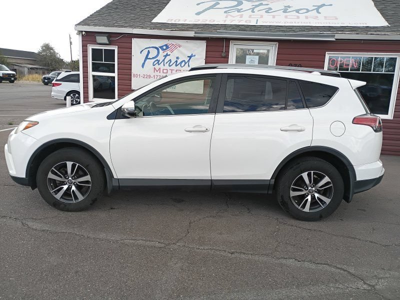 Used 2018 Toyota RAV4 XLE AWD/4WD image 2