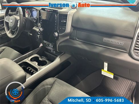 New 2026 RAM 1500 4x4 Crew Cab image 32