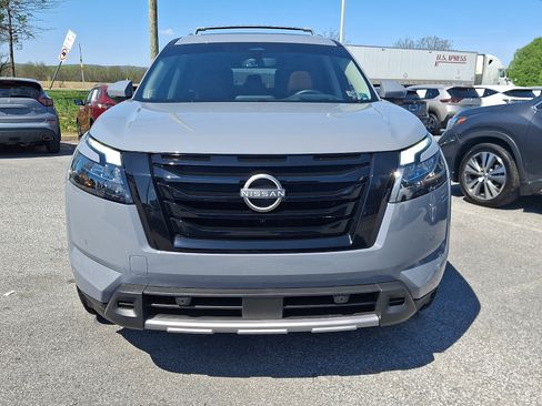 Certified 2025 Nissan Pathfinder Platinum w/ Black Appearance Package AWD/4WD image 3