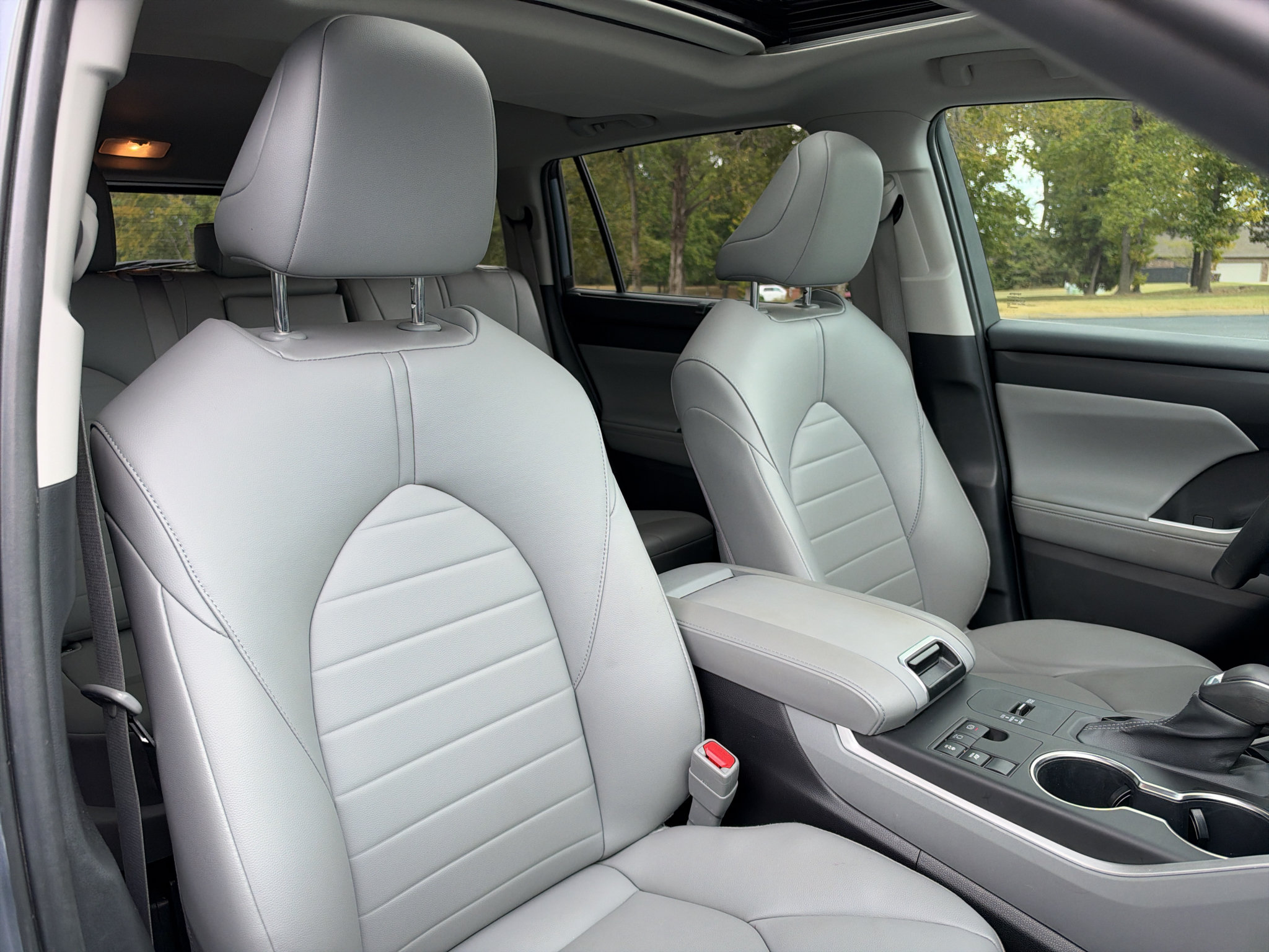 Used 2024 Toyota Highlander XLE FWD image 21