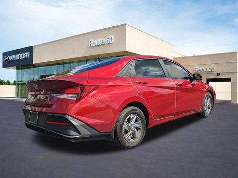 Used 2024 Hyundai Elantra SE FWD image 4