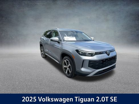 New 2025 Volkswagen Tiguan SE image 3
