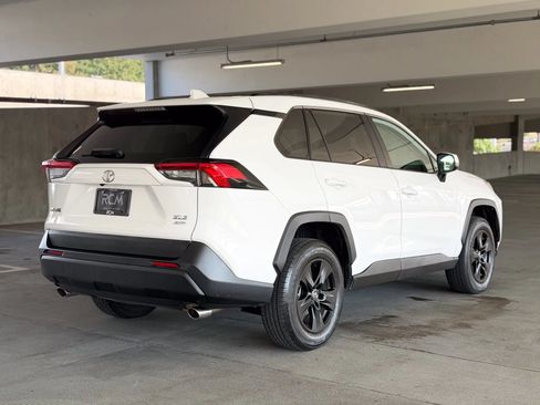 Used 2020 Toyota RAV4 XLE AWD/4WD image 5