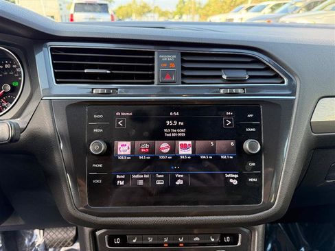Used 2018 Volkswagen Tiguan SE AWD/4WD image 37