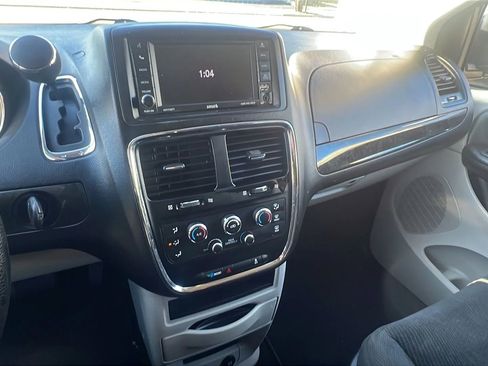 Used 2019 Dodge Grand Caravan SE w/ UConnect Hands-Free Group image 18