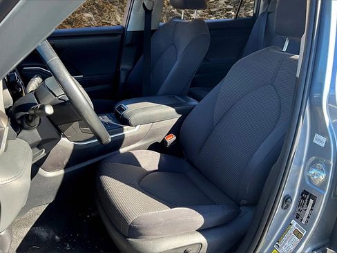 Used 2022 Toyota Highlander LE image 23