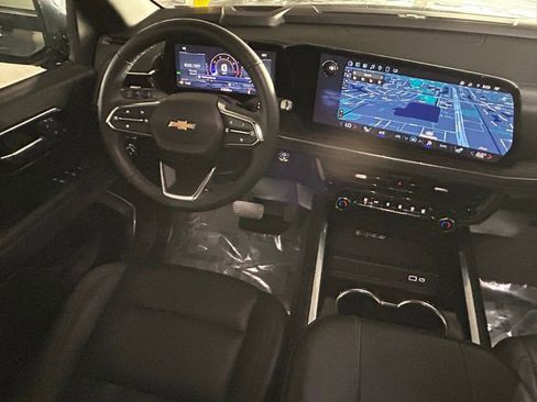 Used 2025 Chevrolet Suburban LT image 9