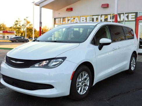 Used 2022 Chrysler Voyager LX image 1