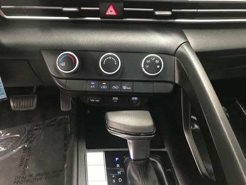 Used 2023 Hyundai Elantra SE image 23