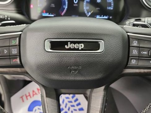 Used 2025 Jeep Grand Cherokee Limited w/ Luxury Tech Group II AWD/4WD image 15