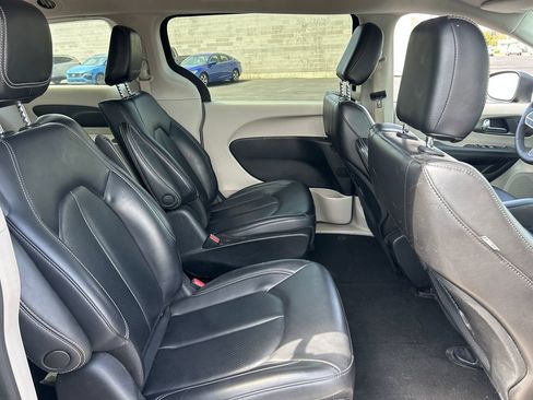 Used 2023 Chrysler Pacifica Touring-L FWD image 35