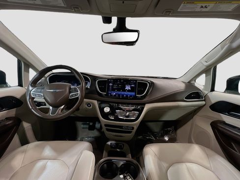 Used 2021 Chrysler Pacifica Touring-L image 16