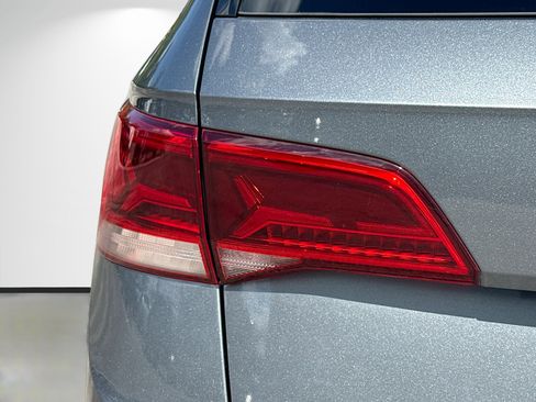 Used 2023 Volkswagen Taos SE w/ Panoramic Sunroof Package FWD image 11