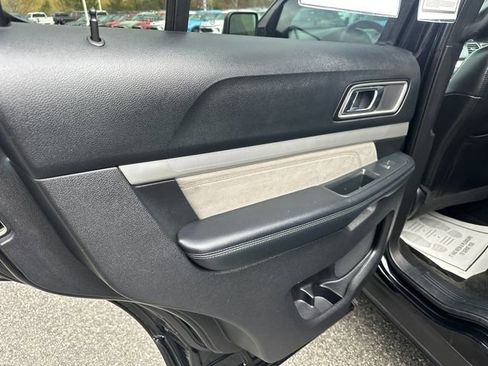 Used 2017 Ford Explorer XLT w/ Equipment Group 202A image 21