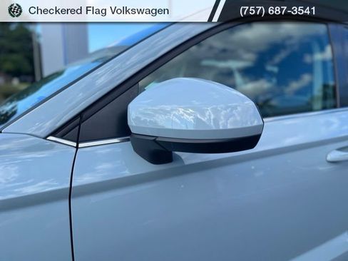Used 2025 Volkswagen Taos SE AWD/4WD image 2