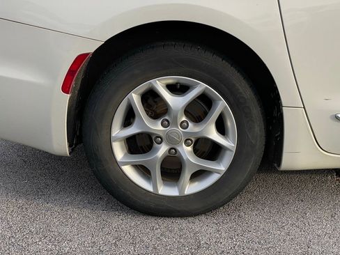 Used 2017 Chrysler Pacifica Touring-L Plus w/ Tire & Wheel Group FWD image 9