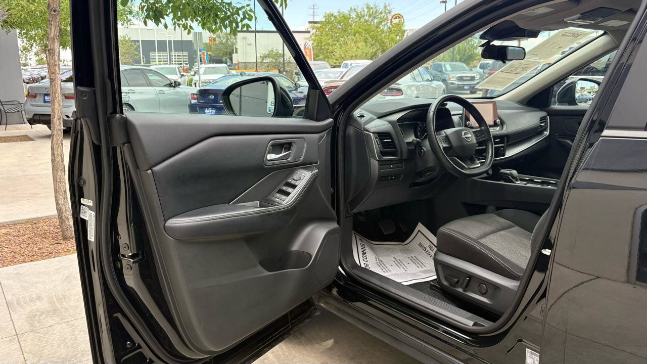 Used 2025 Nissan Rogue SV FWD image 16