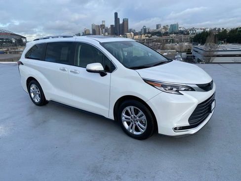 Used 2022 Toyota Sienna Platinum image 31