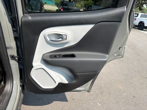 Used 2022 Jeep Renegade Latitude w/ Convenience Group AWD/4WD image 12