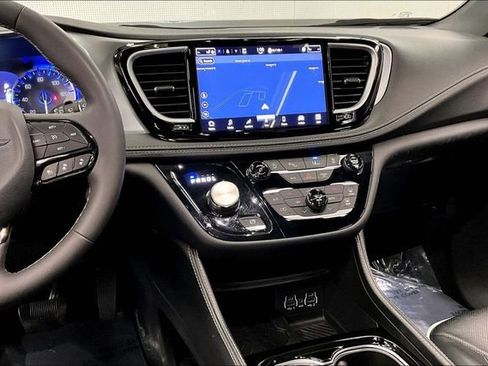 Used 2025 Chrysler Pacifica Limited FWD image 7