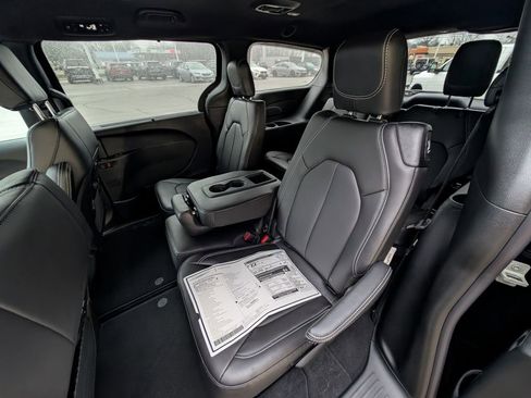 New 2026 Chrysler Pacifica Select image 16